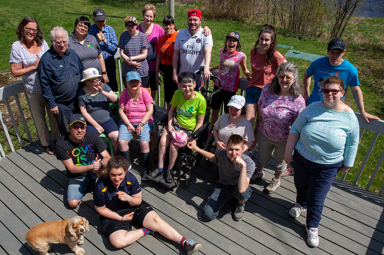 Printemps - A group picture of the community outside